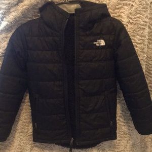 Boys black reversible North Face winter jacket size SM (7/8)